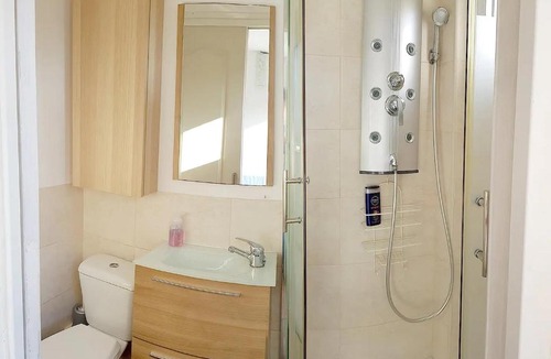 Sant Adria de Besos Apartment | Apto. luminoso-6PAX-WIFI-15'/tren Plaza Catalunya
