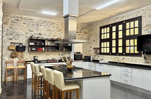 Utica Villa | Artist's House Villa in Utique
