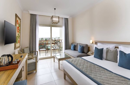 Al Mamsha El Seyahi Hotel | Balcony Room for Beach & Aqua Park Family Memories - with Swimming Pool