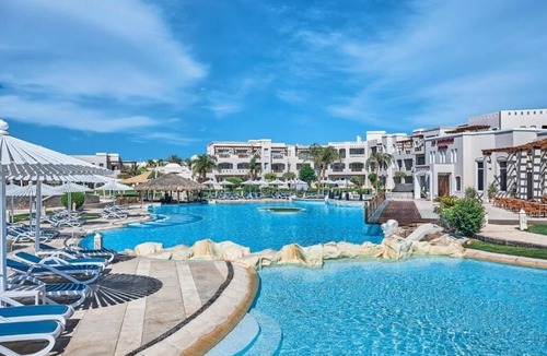 Al Mamsha El Seyahi Hotel | Balcony Room for Beach & Aqua Park Family Memories - with Swimming Pool