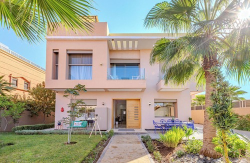 Menara Villa | Beautiful villa with swimming pool near the city center