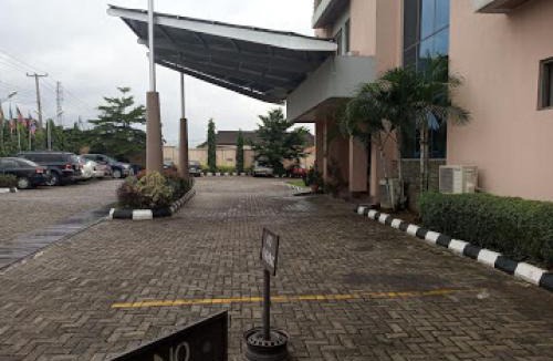 Ibadan Apartment | Best Westerln Plus Deluxe Suite