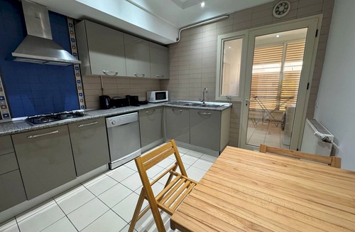 Les Berges Du Lac II Apartment | Black & White: Modern & Spacious