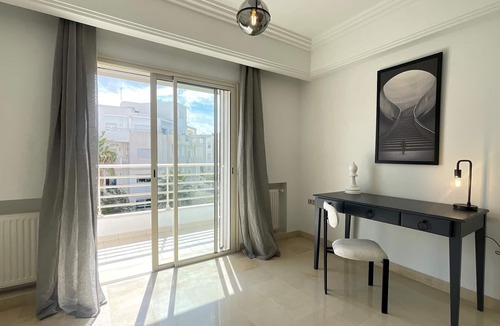 Les Berges Du Lac II Apartment | Black & White: Modern & Spacious