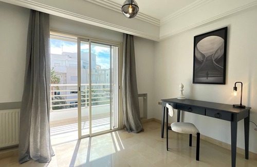 Les Berges Du Lac II Apartment | Black & White: Modern & Spacious
