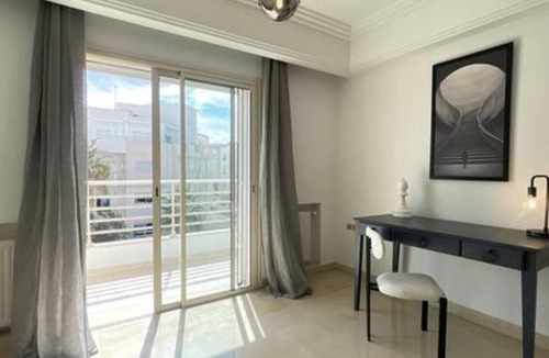Les Berges Du Lac II Apartment | Black White Modern Spacious