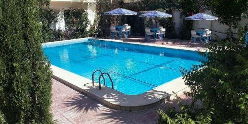 Al-'Amriyah Villa | Blue Family Villa - Large Pool - Airco - Up to 10 Guests - 3 Min Walk to Beach