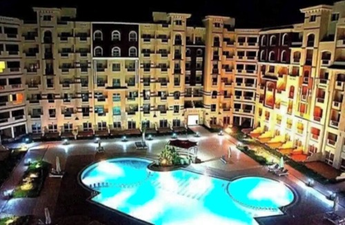 Corniche Road-Dahar Ski Chalet | Charming 1-Bedroom with Balcony, 3 Pools, and AC in a Resort Compound, Hurghada