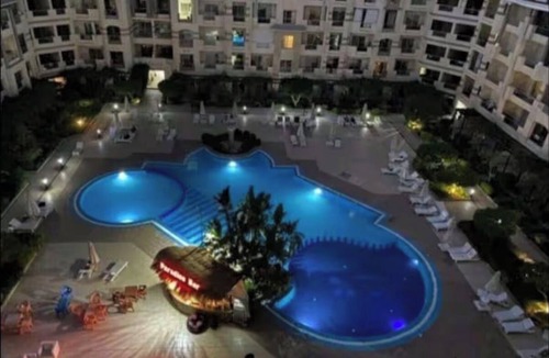 Corniche Road-Dahar Ski Chalet | Charming 1-Bedroom with Balcony, 3 Pools, and AC in a Resort Compound, Hurghada