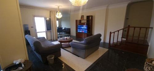 Maadi House | Charming Room in Maadi Degla, Cairo, Steps from Cairo American College CAC, Pet-Friendly