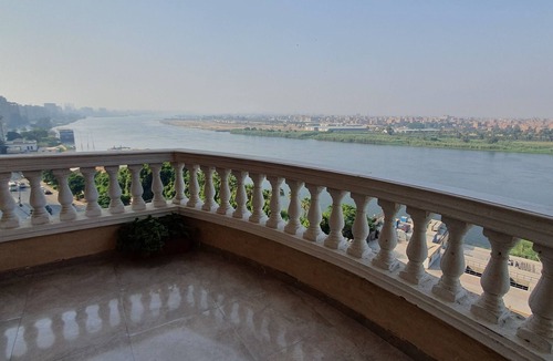 Giza Apartment | Charming sunset,with Panoramic Nile view and pyramid view.
