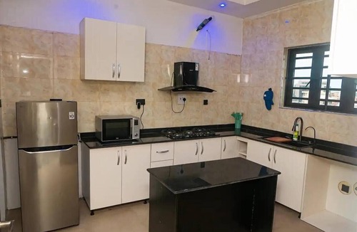 Ikeja Apartment | City-Chic Ikeja 2BR Escape: 24/7 Power, Fast WiFi, Airport, Shops & Eats - Lagos