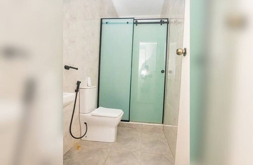 Ikeja Apartment | City-Chic Ikeja 2BR Escape: 24/7 Power, Fast WiFi, Airport, Shops & Eats - Lagos