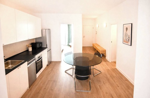Usera Apartment | Contemporary Chic with Expansive Sun Patio