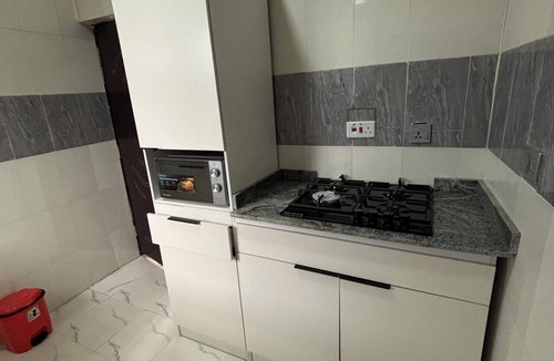 Ibadan House | Cozy 2-bedroom building in serene Ibadan with AC and fitness room