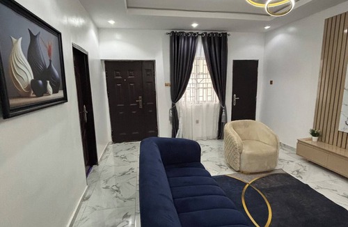 Ibadan House | Cozy 2-bedroom building in serene Ibadan with AC and fitness room