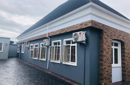 Ishara House | Cozy 2-bedroom house in charming Ibadan with 24/7 Solar Power electricity