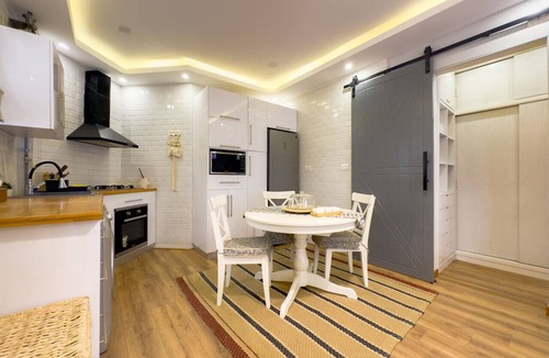 Al Rehab Apartment | Cozy hideout khan with garden oasis and king bed