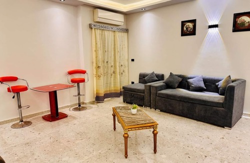 Corniche Road-Dahar Apartment | Cozy One Bedroom Apartment with Pool View and Wi-Fi