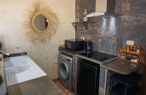 Cite El Habib Apartment | Cozy Rooftop Studio w/Amazing City Skyline Views Central to Downtown & Airport