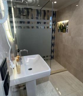 Al Duqqi Apartment | Doki sky suite