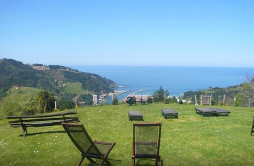 Deba Apartment | Double Room 'Doble 4' with Mountain Views, Private Garden and Wi-Fi