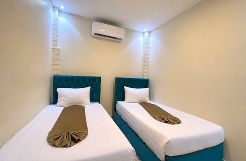 Kafrat al Jabal Hotel | Family-Friendly 2-Room Suite Jacuzzi Overlooking Giza Pyramids & Great Sphinx.