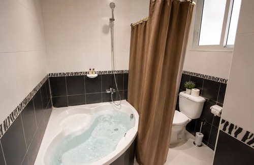 Kafrat al Jabal Hotel | Family-Friendly 2-Room Suite Jacuzzi Overlooking Giza Pyramids & Great Sphinx.