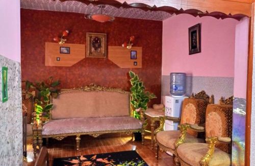 Al-Muntazah Apartment | fayrouzat elmndara near the sea with garden vew