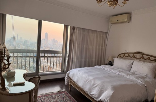 Zamalek Apartment | Fenster der Wohnung mit Blick auf den Nil in Kairo by Interhome