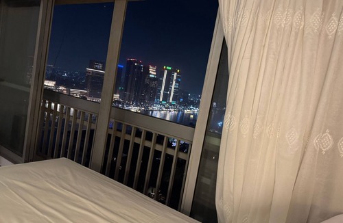Zamalek Apartment | Fenster der Wohnung mit Blick auf den Nil in Kairo by Interhome