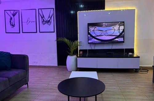 Surulere Apartment | FREE AIRPORT PICK UP | ACs RUN 24/7 | Printers available for Remote Work