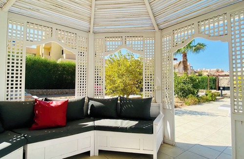 Village Road Villa | Gemütliche Ferien Villa Bordeaux mit 2 Pools, in Hurghada am Roten Meer