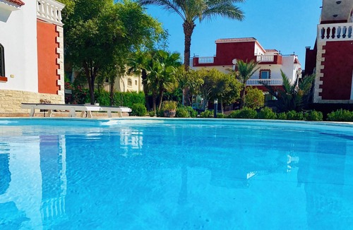 Village Road Villa | Gemütliche Ferien Villa Bordeaux mit 2 Pools, in Hurghada am Roten Meer