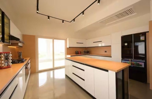 The 5th Settlement House | Golf View Penthouse/Rooftop Jacuzzi · 5BR ·