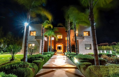 Annakhil Villa | Gorgeous 6 rooms villa : Spacious green space with a huge pool
