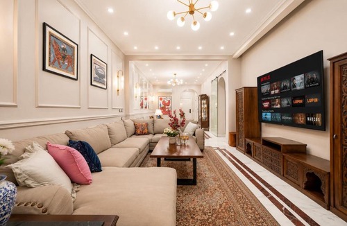 Qasr an-Nil Apartment | High-Ceiling Iconic khan Walk to Tahrir & AUC