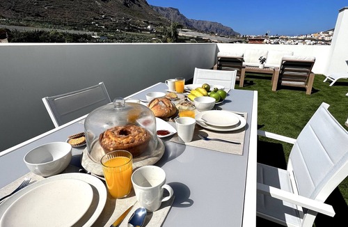 Los Silos Apartment | Holiday Apartment 'With Mountain Views' with Wi-Fi and Air Conditioning