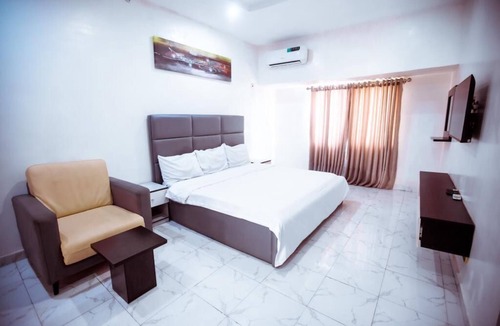 Lagos Cabin | kaypoint apartment, awesome value! great location.
