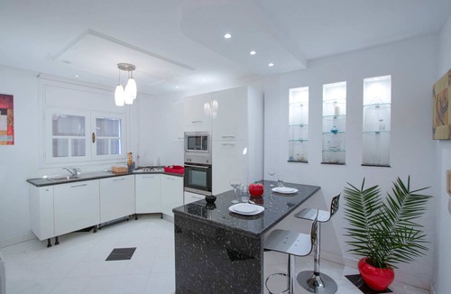 Les Berges du Lac Apartment | L'onde du Lac - chic apartment with private suite prés aéroprt et cliniques
