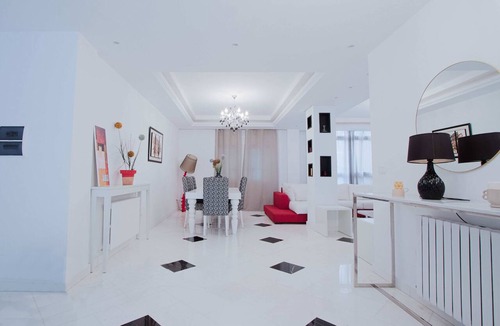 Les Berges du Lac Apartment | L'onde du Lac - chic apartment with private suite prés aéroprt et cliniques
