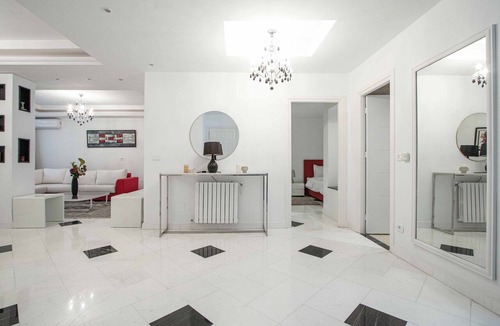 Les Berges du Lac Apartment | L'onde du Lac - chic apartment with private suite prés aéroprt et cliniques