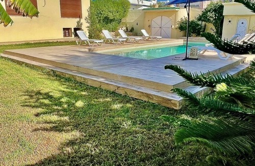 La Fayette Apartment | Lodging with panoramic views on the edge of a lawn garden and swimming pool