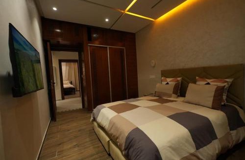 Taza Apartment | Luxuriöse neue Wohnung mit Veranda im Zentrum