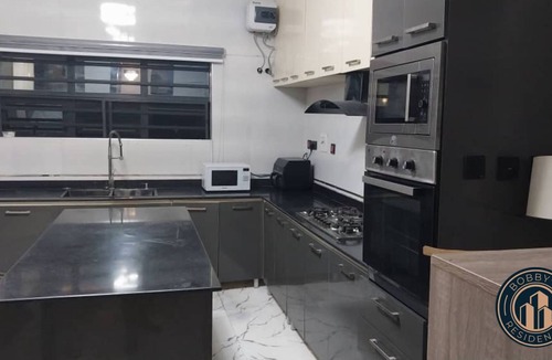 Ofin House | Luxurious 5 Bedroom - Lekki Getaway - Private Indoor Pool & AC