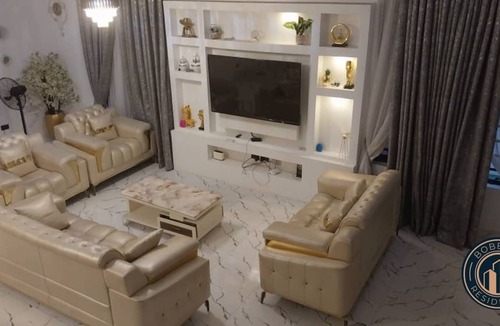 Ofin House | Luxurious 5 Bedroom - Lekki Getaway - Private Indoor Pool & AC