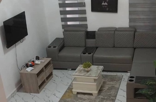 Ofin House | Luxurious 5 Bedroom - Lekki Getaway - Private Indoor Pool & AC