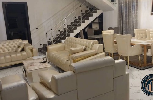Ofin House | Luxurious 5 Bedroom - Lekki Getaway - Private Indoor Pool & AC