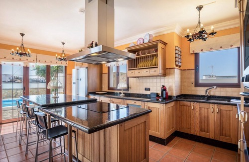 El Cuchillo Villa | Luxurious and Spacious "Villa María" with Terrace, Pool, Sea View and Wi-Fi