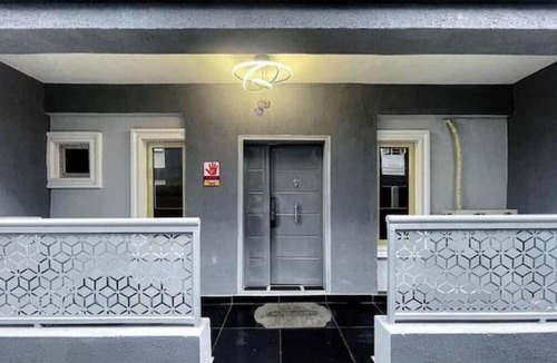 Ikeja Apartment | Luxury 3-Bedroom Retreat in Ikeja | 3 Queen Beds 24/7 Power Near the Airport